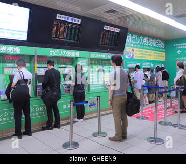 Menschen pendeln am JR-Bahnhof Kyoto in Kyoto Japan. Stockfoto