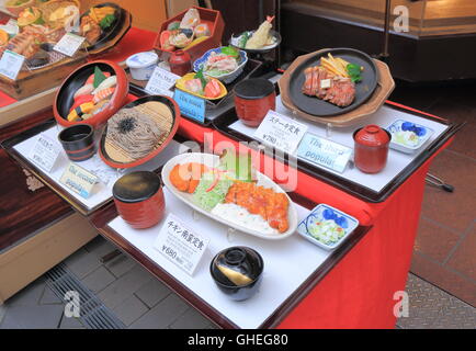 Japanische gefälschte Lebensmittel anzeigen. Wachs und Kunststoff-Lebensmittel-Modelle sind maßgeschneidert für Restaurants in Japan. Stockfoto