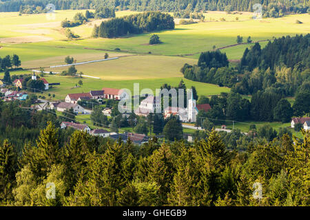 Luftaufnahme von Lookout U Jakuba tschechische Landschaft als Böhmisches Kanada bekannt. Touristischer Ort. Blick auf Wald, Felder, Wiesen und Stockfoto