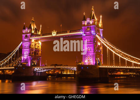 Blick auf die Tower Bridge festlich beleuchtet. Stockfoto