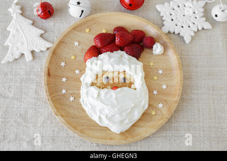 Spaß hausgemachte Santa Pancake-Frühstück für Kinder Stockfoto