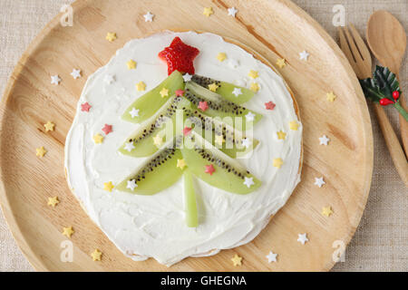 Spaß hausgemachte Weihnachtsbaum Pancake-Frühstück für Kinder Stockfoto