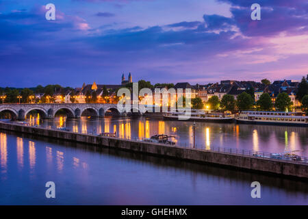 Maastricht und Maas Fluss bei Sonnenuntergang am Sommerabend Stockfoto