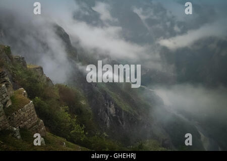 Alten Inka Stadt Machu Picchu abgedeckt bei Nebel, Nebel und Wolken am Morgen, Peru Stockfoto