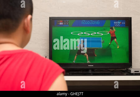 ZHONGSHAN CHINA-August 9: eine chinesische beobachten TV Rundfunk Pingpong Spiel von der Olympischen Sommerspiele 2016 in Rio De Janeiro, B Stockfoto