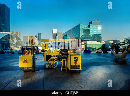 Eis Verkäufer unter der La Grande Arche De La Défense, Paris, Frankreich. Stockfoto