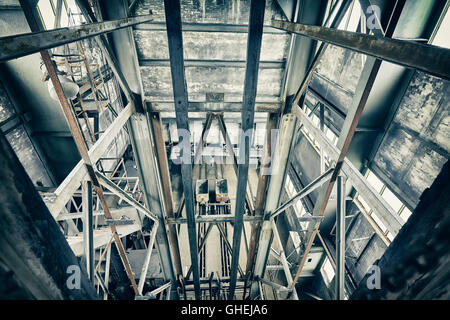 Vintage getönten aufgegeben industrielle Interieur, verstreichen der Zeit und Verschlechterung Konzept. Stockfoto