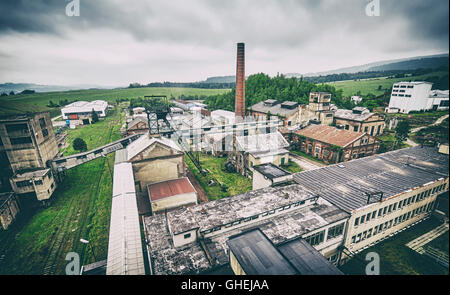 Retro getönten meine alten verlassenen Kohle im bewölkten Tag. Stockfoto