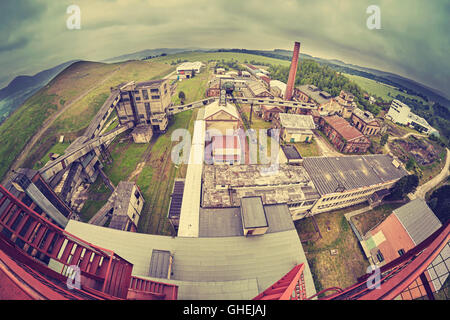 Vintage getönten fisheye-Objektiv Bild von einem alten verlassenen Kohle mir im bewölkten Tag. Stockfoto