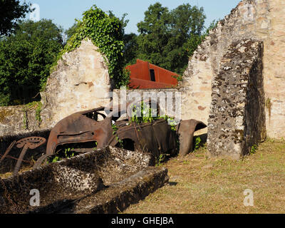 Memorial Ort Oradour Sur Glane Krieg Ruinen, Haute Vienne, Frankreich mit einem Teil des Museums im Hintergrund sichtbar. Stockfoto