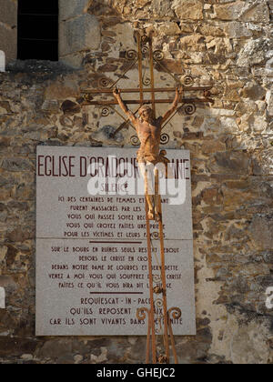 Oradour Sur Glane Krieg Denkmal Dorf Ruinen, Haute Vienne, Frankreich mit Denkmal Schild an der Kirche. Stockfoto