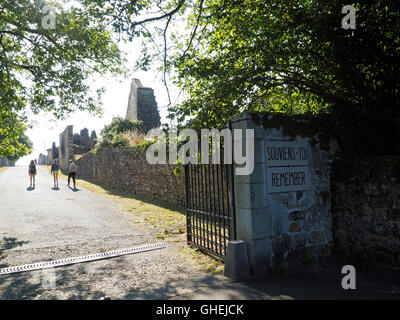 Eingang von der Krieg Memorial Museum Dorf Oradour Sur Glane in Frankreich, mit Souviens Toi erinnern Zeichen. Stockfoto