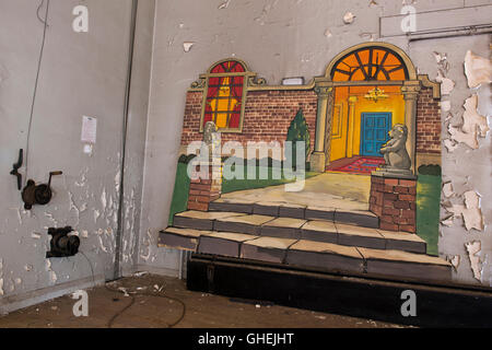Bühnenhintergrund in De Salis Halle innerhalb des geschlossenen Harperbury Krankenhaus-Komplexes. Stockfoto