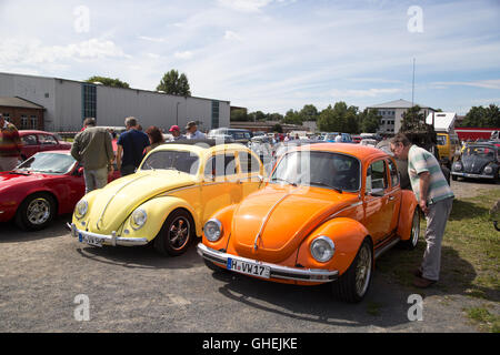 Celle, Deutschland - 7. August 2016: Menschen und zwei Volkswagen Kaefer auf der Jahrestagung der Kaefer Stockfoto