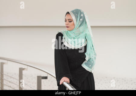 Porträt einer schönen arabischen Frau tragen Hijab Stockfoto