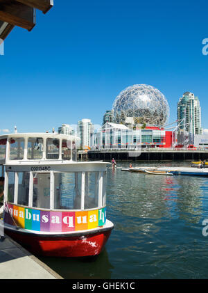 Ein Blick auf ein Aquabus und Science World at Telus World of Science auf False Creek in Vancouver, British Columbia, Kanada. Stockfoto