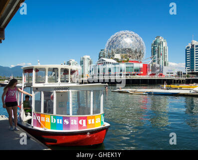 Ein Blick auf ein Aquabus und Science World at Telus World of Science auf False Creek in Vancouver, British Columbia, Kanada. Stockfoto