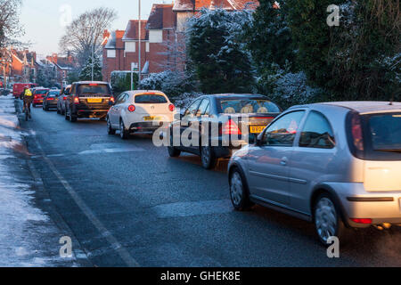 Morgendlichen Rushhour Verkehr Warteschlangen im Winter in ein Wohngebiet, Nottinghamshire, England, UK Stockfoto