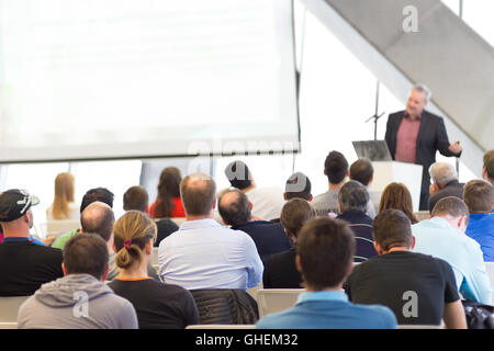 Männliche Sprecherin, die reden bei öffentlichen Veranstaltung. Stockfoto