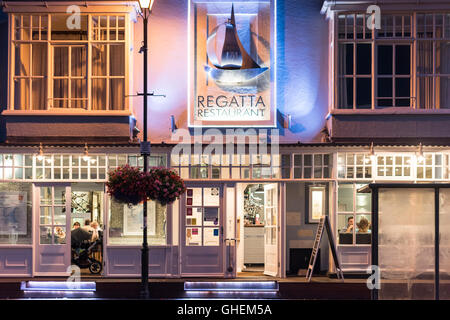 Die Regatta Restaurant Aldeburgh Suffolk UK in der Nacht mit dem Zeichen und innere Licht Stockfoto