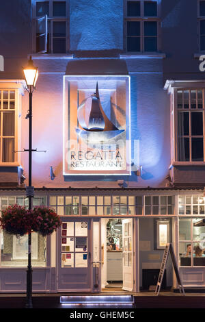 Die Regatta Restaurant Aldeburgh Suffolk UK in der Nacht mit dem Zeichen und innere Licht Stockfoto