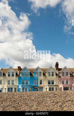 Eine Weitwinkelaufnahme des bunt bemalten Häuser am Strand von Aldeburgh Suffolk UK Stockfoto