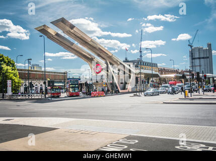 Vauxhall Cross Verkehrsknotenpunkt in der London Borough of Lambeth, London, Vereinigtes Königreich Stockfoto