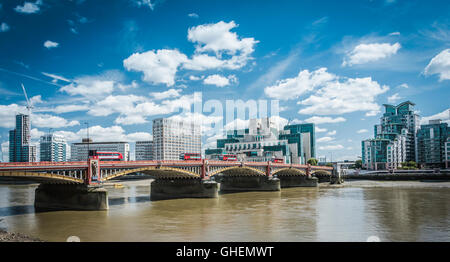 MI6 Hauptquartier am Vauxhall Cross mit Vauxhall Bridge und London Routemaster Bussen im Vordergrund Stockfoto