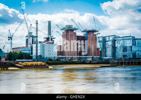 Krananlagen und Wohnungsbau rund um die Sanierung des Battersea Power Station in London, Großbritannien Stockfoto