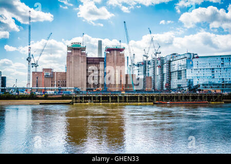 Kräne und neue Wohnbauten umgeben den Neubau eines schimmellosen Kraftwerks Battersea in London, Großbritannien Stockfoto