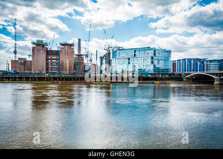 Krane rund um die Sanierung des Battersea Power Station in London, Großbritannien Stockfoto