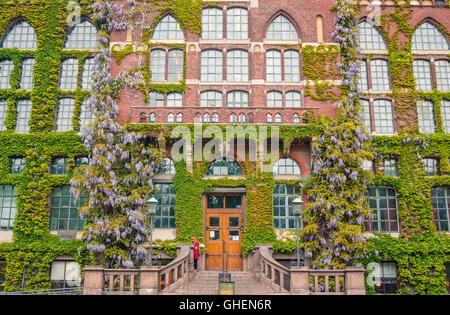 Ein Student auf der großen Treppe vor der Universitätsbibliothek Lund Schweden Stockfoto