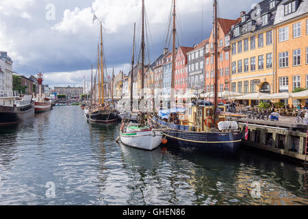 Der nyhavn Harbour ist die wichtigste touristische Attraktion in Kopenhagen mit bunten Häuser und Boote im Wasser widerspiegelt Stockfoto