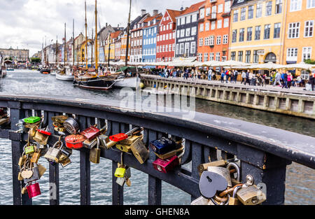 Unzerbrechlichen Liebe mit Vorhängeschlösser an den Zaun fixiert auf einer Brücke in Nyhavn Kopenhagen Stockfoto