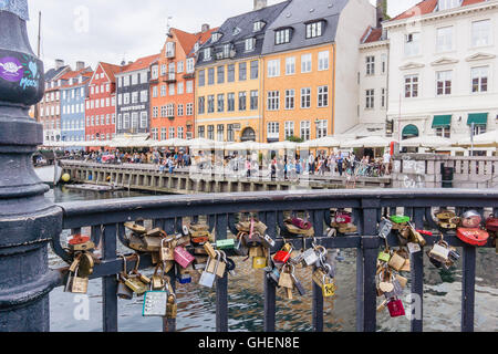 Pad locks auf eine Brücke am Nyhavn Kopenhagen fest Stockfoto