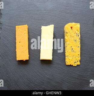 Drei Käse Auswahl auf schwarzem Schiefer serviert. Stockfoto