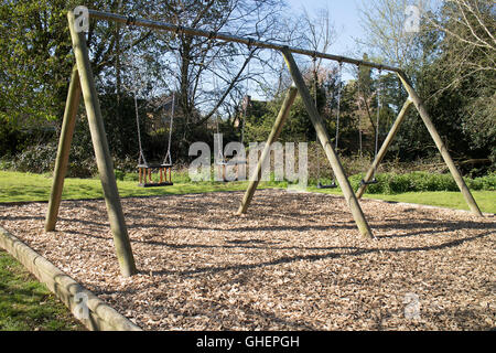 Schaukeln im Kinder Spielplatz, Wonersh, Surrey Stockfoto
