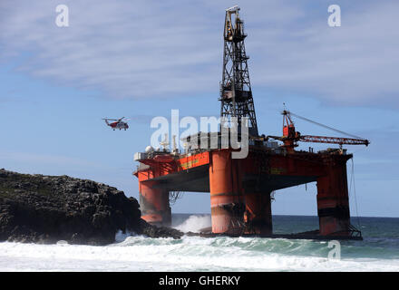 Ein Hubschrauber der Küstenwache Winden eine Bergung Experten an Bord der Transocean-Gewinner Bohranlage, nachdem es bei schweren Wetterbedingungen vor der Küste der Isle of Lewis lief Stockfoto