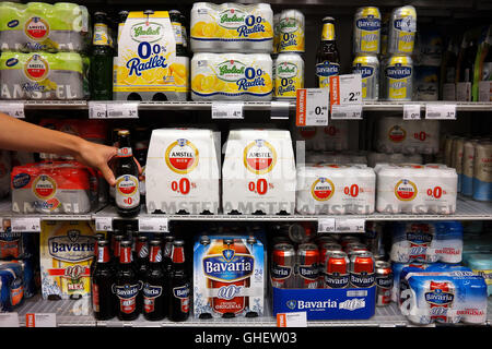 Alkohol freie Getränke in einem Gang mit niederländischen Biermarken. Stockfoto