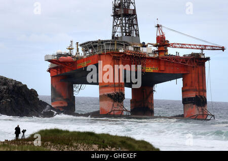 Die Transocean-Gewinner Bohranlage, nachdem es am Strand Dalmore im Bereich Carloway von der Isle of Lewis auf Grund lief. Stockfoto