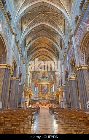 CREMONA, Italien - 25. Mai 2016: Das gotische Kirchenschiff der Kathedrale mit den Renaissance-Fresken. Stockfoto