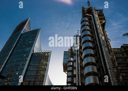 Der Lloyds Gebäude (innen nach außen) und das Gebäude Willis, Lime Street, City of London, London, Vereinigtes Königreich Stockfoto