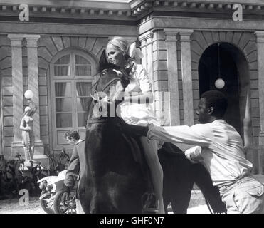 DIE SOUTHERN STAR Frankreich/UK 1969 Sidney Hayers URSULA ANDRESS als Erica Kramer ein Pferd zu reiten. Regie: Sidney Hayers Stockfoto