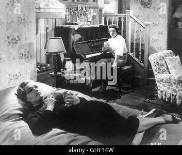 Zimmer im TOP UK 1959 Jack Clayton SIMONE SIGNORET (Alice Aisgill) und HERMIONE BADDELEY (Elspeth)-Regie: Jack Clayton Stockfoto