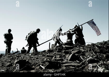 FLAGS OF OUR Väter USA 2006 Clint Eastwood PAUL WALKER, BRIAN KIMMET, ALESSANDRO MASTROBUONO, JASON grau-STANFORD als Marines, fliegen die US-Flagge am Berg Suribachi. Regie: Clint Eastwood Stockfoto