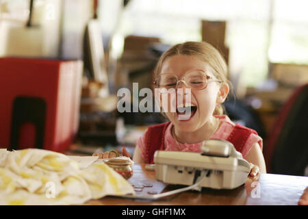 LITTLE MISS SUNSHINE USA 2006 J. Dayton, V. Faris ABIGAIL BRESLIN (Olive Hoover) Regie: J. Dayton, V. Faris Stockfoto