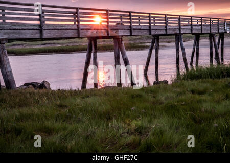 Die Sonne kommt auf der anderen Seite der Brücke seinen Schein abgeben. Es sieht aus, wie es seinen Weg über diese alte Brücke macht. Stockfoto