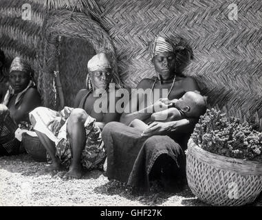 OMARU - EINE AFRIKANISCHE OmU Österreich 1955 Albert Quendler Omaru - eine Liebesgeschichte in Zentralafrika. Bild: Native Mutter mit Baby. Regie: Albert Quendler Stockfoto