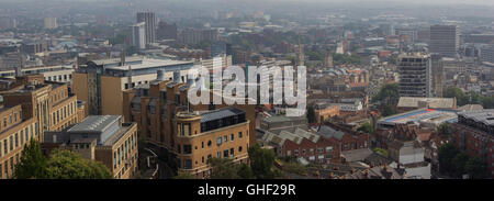 Einen weiten Blick über Bristol Stadtzentrum an einem nebligen Tag. Stockfoto