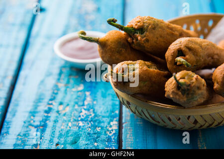 Chili-Pakora oder Mirch Pakoda, extrem lecker und köstlichen Snack von pakistanischen & indischen Pe Stockfoto